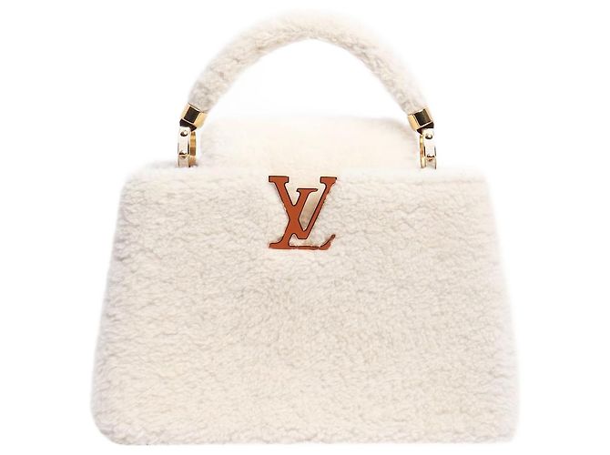 Louis Vuitton Bolsa Capucines em shearling creme Cru