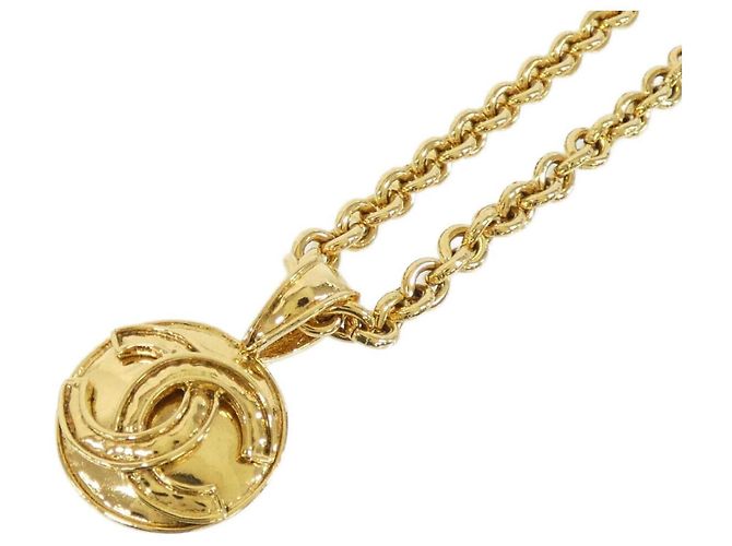 Colar Chanel dourado com pingente