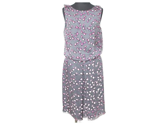 Vestido de seda impressa Emporio Armani com óculos de sol Marrom