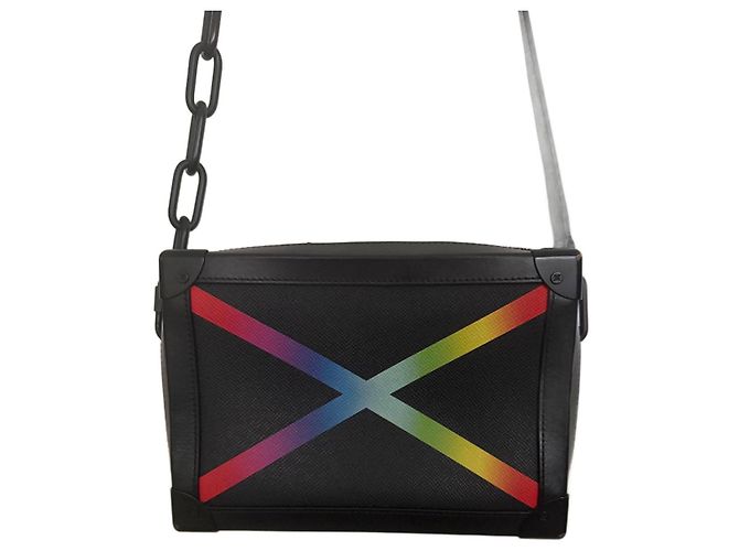Bolsa de mão Louis Vuitton Soft Trunk em couro preto