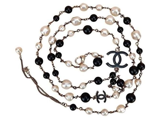 Colar clássico longo de pérolas de água doce pretas e brancas 12P da Chanel com contas GHW Preto Branco Gold hardware