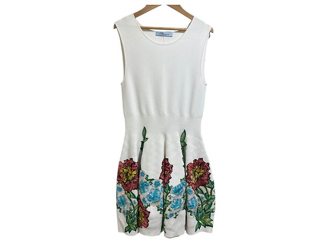 Autre Marque Blumarine Strickkleid mit Blumenstickerei Weiß