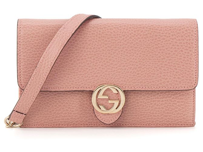 GUCCI - Bolsa transversal wallet on chain Interlocking Gucci em couro texturizado rosa