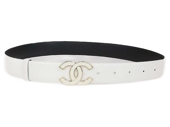 Cinto de couro branco Chanel com fivela de esmalte CC