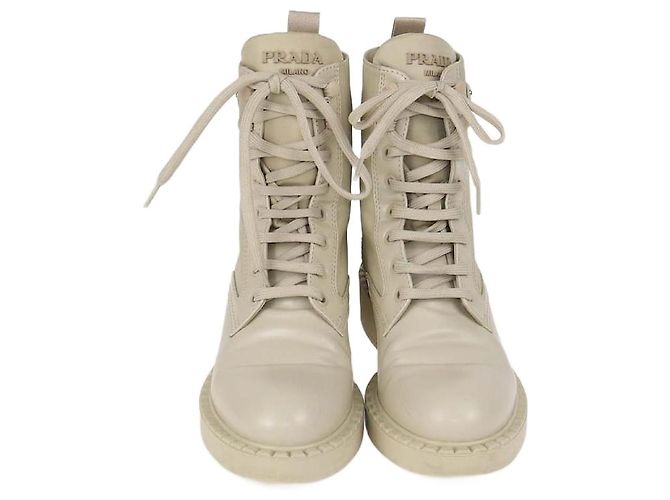 Botas de combate de cuero y Re-Nylon con logo triangular de esmalte beige de Prada