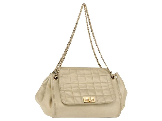 CHANEL Bolsa de Ombro Choco Bar em Couro com Corrente Dourada CC Auth 145942 Dourado