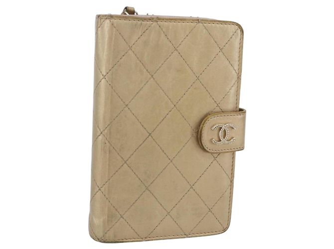 CHANEL Cartera Compacta Matelassé Cuero Oro CC Auth 150602 Dorado