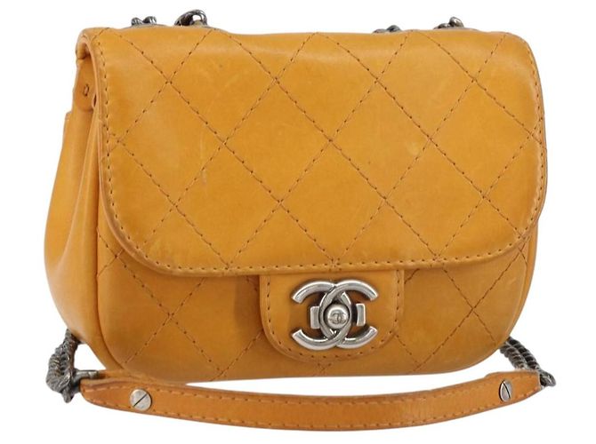 CHANEL Bolsa de Ombro Matelassé em Couro Laranja CC Auth BA8705