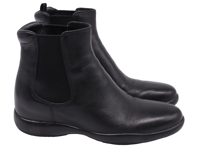Prada Chelsea Stiefeletten aus schwarzem Leder