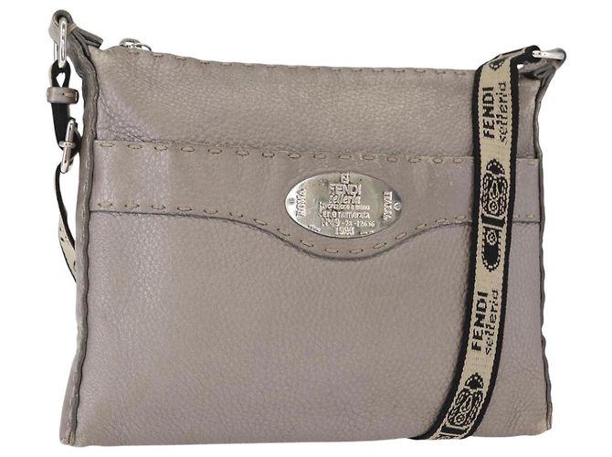 Fendi Bolsa de Ombro Celeria em Couro Prata Auth BA8920