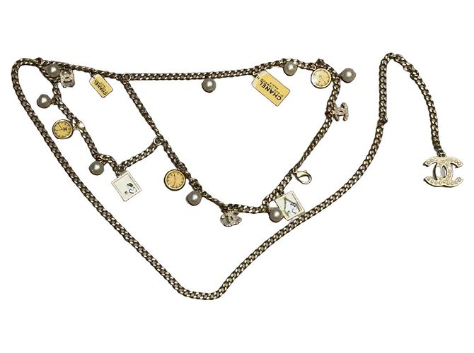 Cinturón Chanel con Charms Dorado de Metal