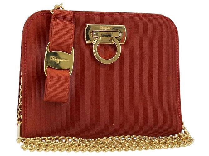 Borsa a spalla con catena Salvatore Ferragamo in nylon rosso e oro Auth 148536 D'oro