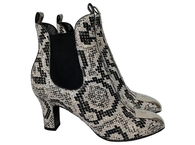 Botas Louis Vuitton em couro exótico preto e branco