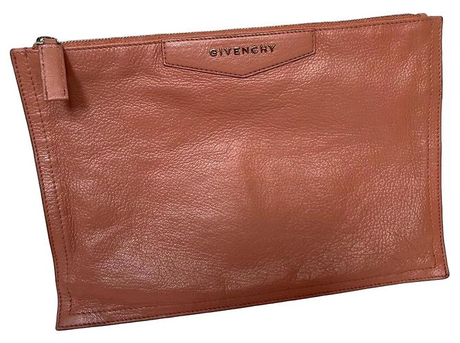 Clutch Givenchy de cuero beige rosa