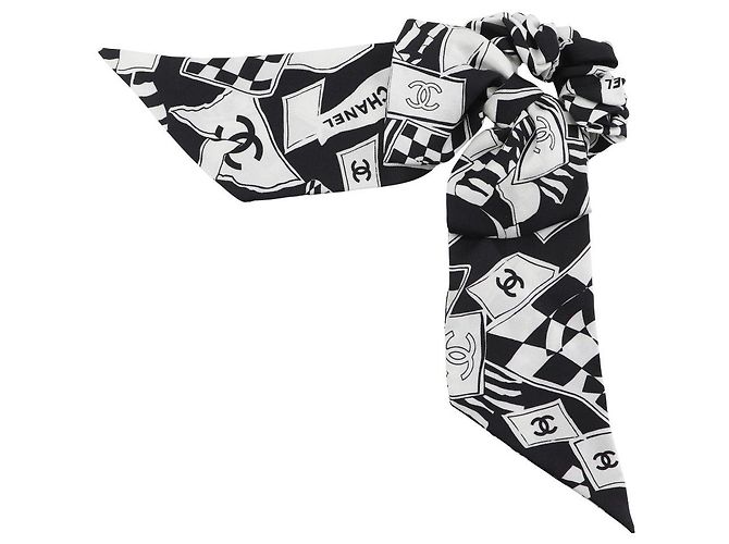 Timeless Scrunchie in seta Chanel Coco Mark Nero 