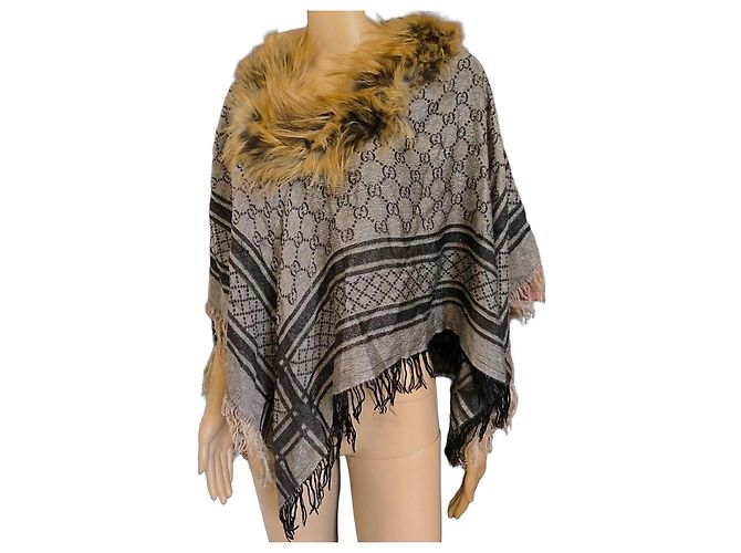 Gucci Monogramm Poncho. Grau