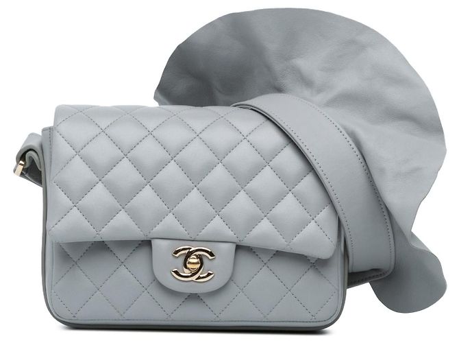 Timeless Bolsa Chanel Flap com Alça de Ombro em Couro Matelassado Cinza