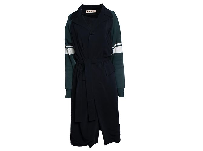 Marni, abrigo negro con mangas verdes