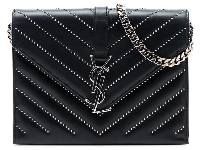 Envelope de corrente em couro de bezerro chevron preto com tachas Monogram da Saint Laurent.