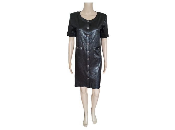 Chanel gerade schwarze Kleid, glänzende Optik