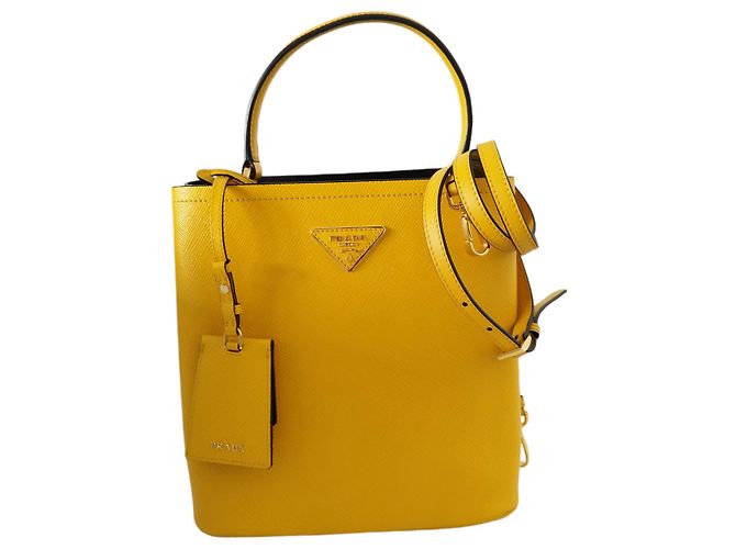 Bolsa Prada em couro Saffiano amarelo
