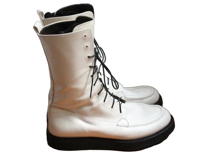 The row Las botines modelo Patty en cuero blanco talla 37