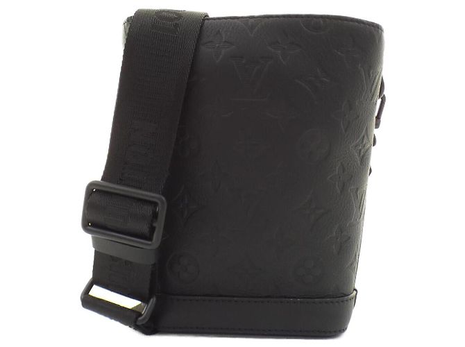 Noe Borsa a Spalla Noé Monogram Shadow in Pelle di Vitello Louis Vuitton Nero