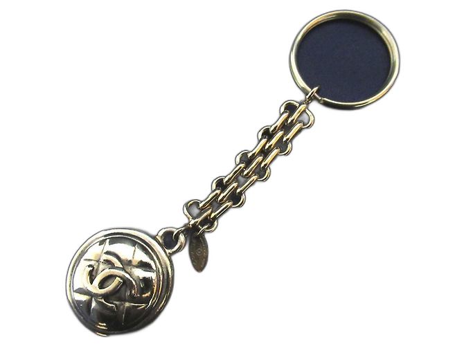 Chaveiro circular matelassé Coco Mark da Chanel Dourado Metálico
