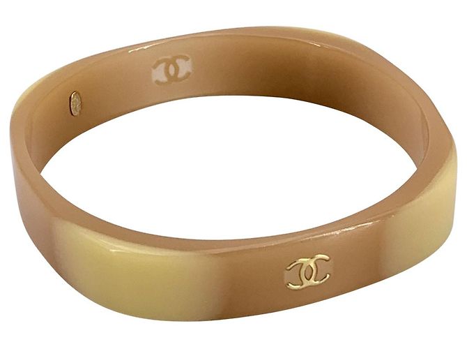 Timeless Chanel Bracciale a bangle in resina beige vintage con logo CC