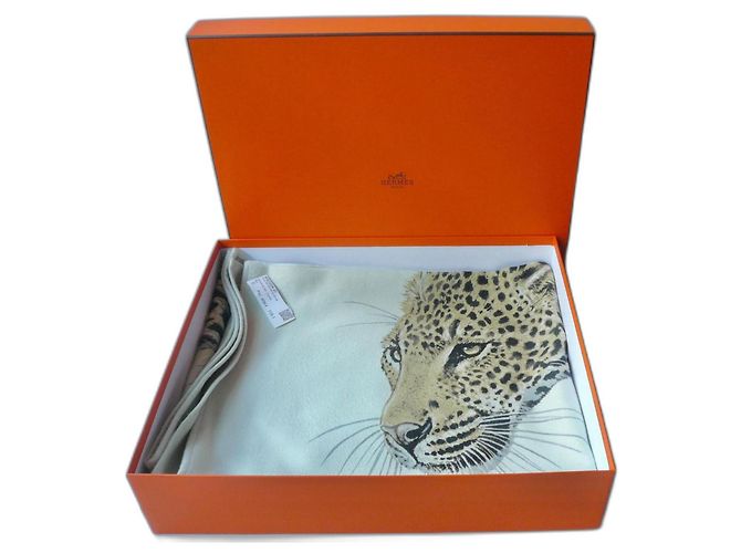 Hermès HERMES Etole cachemire Léopard de Ceyland vert de gris céladon avec étiquette