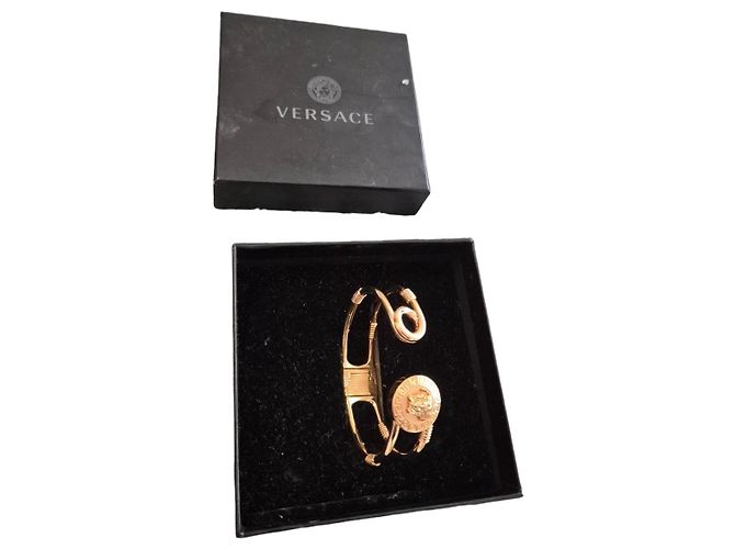 Pulseira Versace em aço dourado
