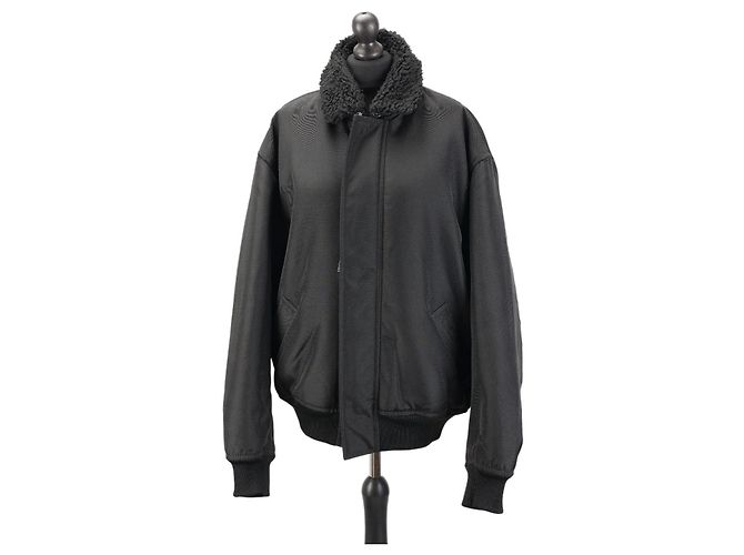 Acne Studios Pufferjacke in Schwarz mit Kunstfellkragen