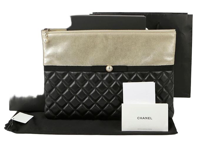 Chanel Clutch Decorado com Pérolas Preto