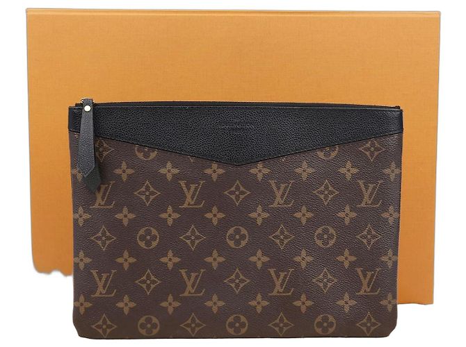 Louis Vuitton Pochette Daily Noir