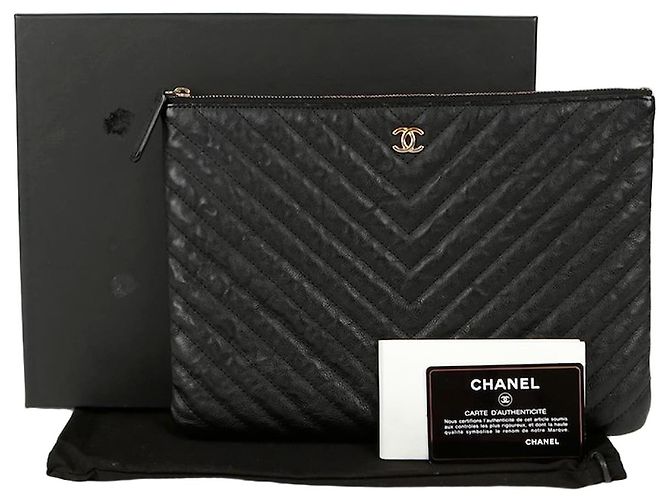 Chanel Clutch Médio Clássico em Caviar