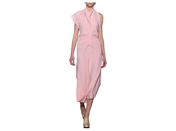 Vestido maxi drapeado asimétrico rosa Victoria Beckham Otoño 2024