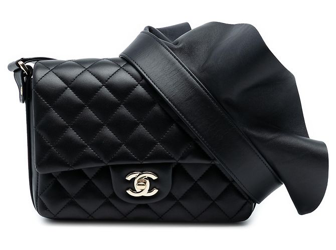 Bolero de Chanel em couro de bezerro acolchoado preto