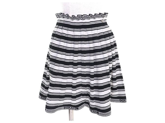 Timeless Saia Mini Multi-Bordas Logo COCO Mark da Chanel Preto Branco