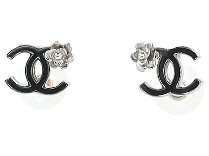 Timeless Orecchini Camelia con logo CC di Chanel in metallo argentato Argento Metallico