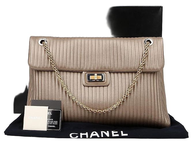 Chanel Bolsa transversal com corrente Marrom