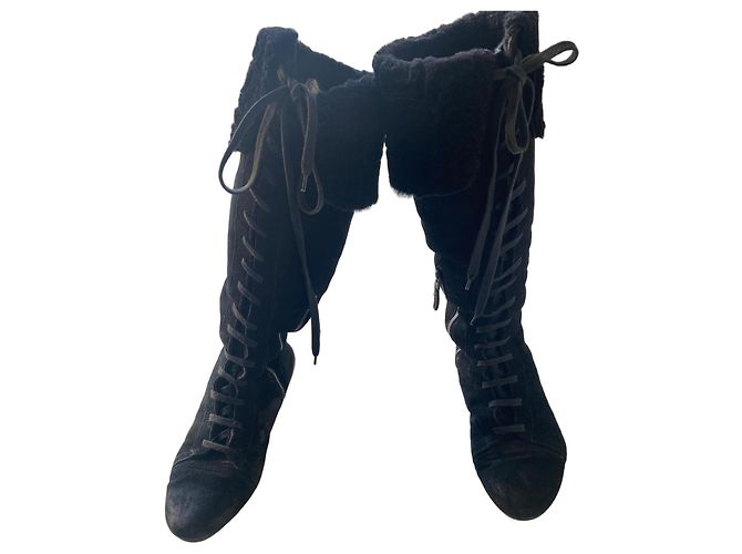 Stivali Fendi in suede nero foderati in pelliccia