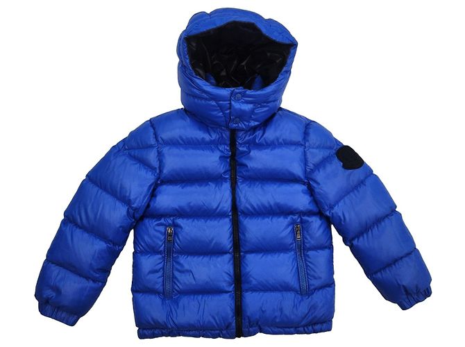 Moncler blaue Pufferjacke mit schwarzen Akzenten