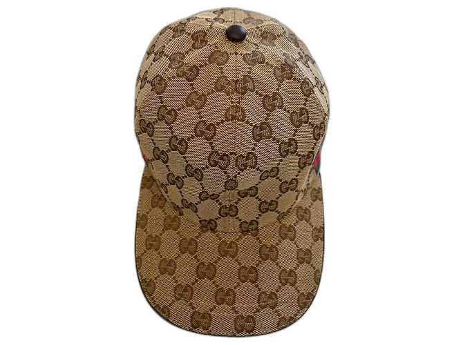 Boné Gucci GG Supreme Marrom de Lona e Couro Bege