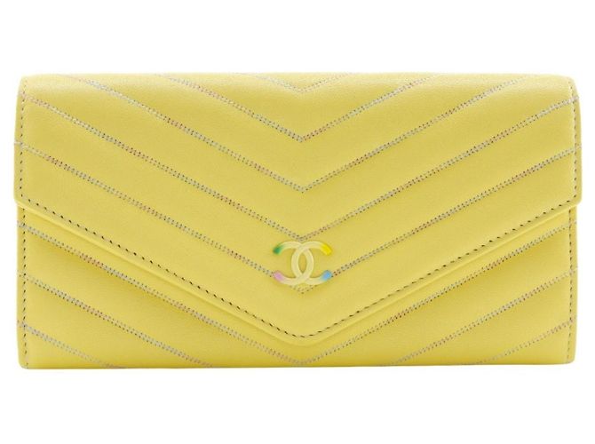 Cartera larga V Stitch de Chanel Amarillo