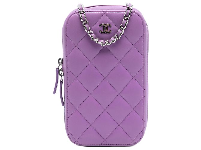 Capa de telefone com zíper em couro de cordeiro matelassado roxo da Chanel