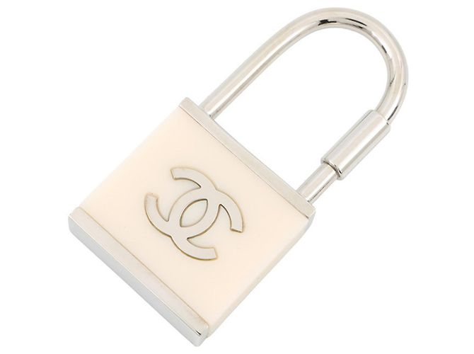 Charm de bolsa Chanel Marca Coco com cadeado Branco