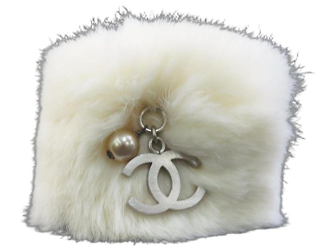 Pulseira de pele de coelho Coco Mark da Chanel Fora de branco