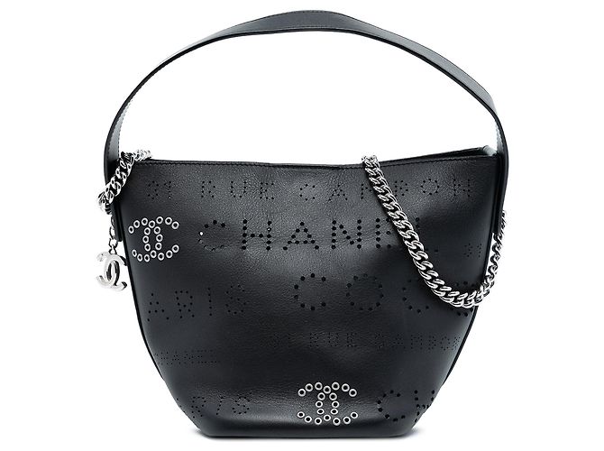 Chanel Piccolo perforato Pelle di vitello Logo Occhielli Borsa a secchiello Nero