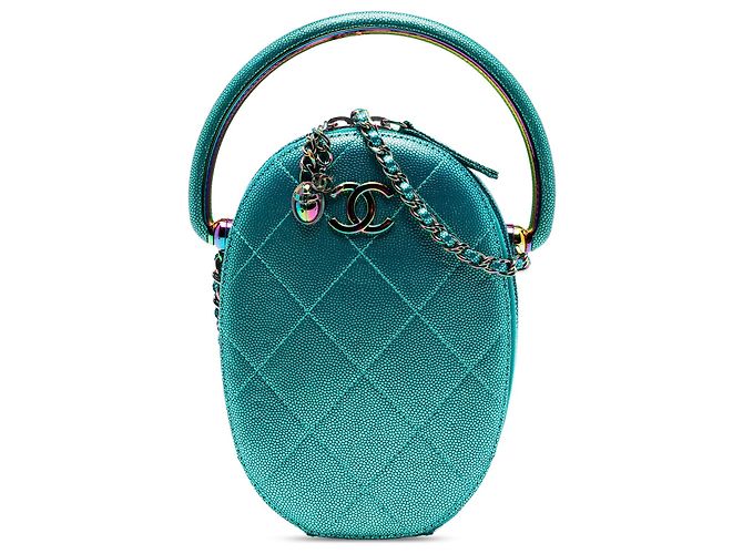Bolsa de câmera oval em caviar metálico matelassé da Chanel com hardware arco-íris Azul