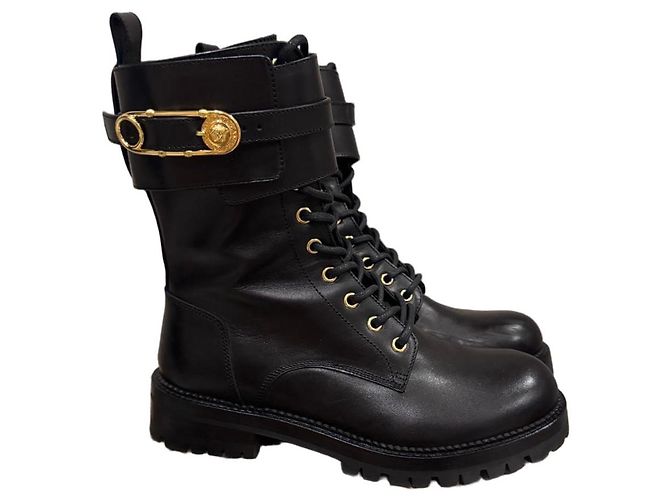 Versace Bottes à épingle de sûreté & Ensemble poncho col roulé à épingle de sûreté Noir